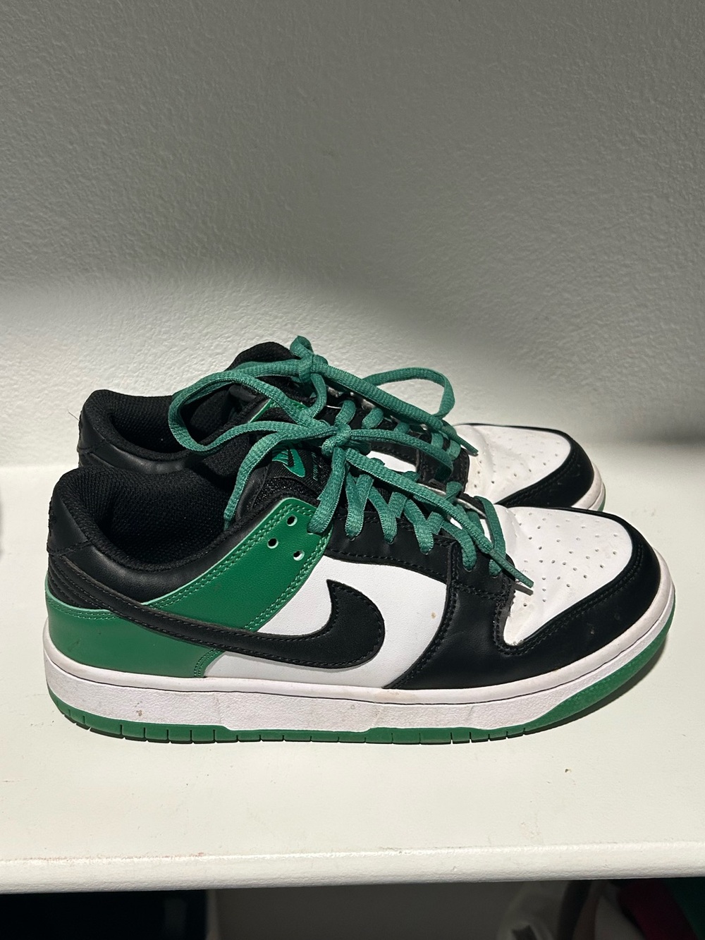 Nike Low Top Sneakers in White, Black & Green